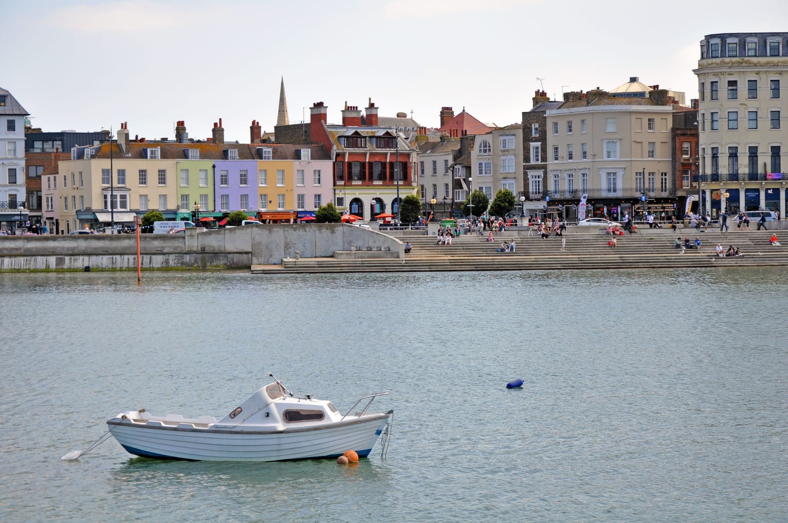 A small boat sits in a harbour