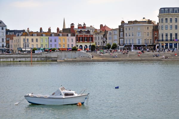 A small boat sits in a harbour